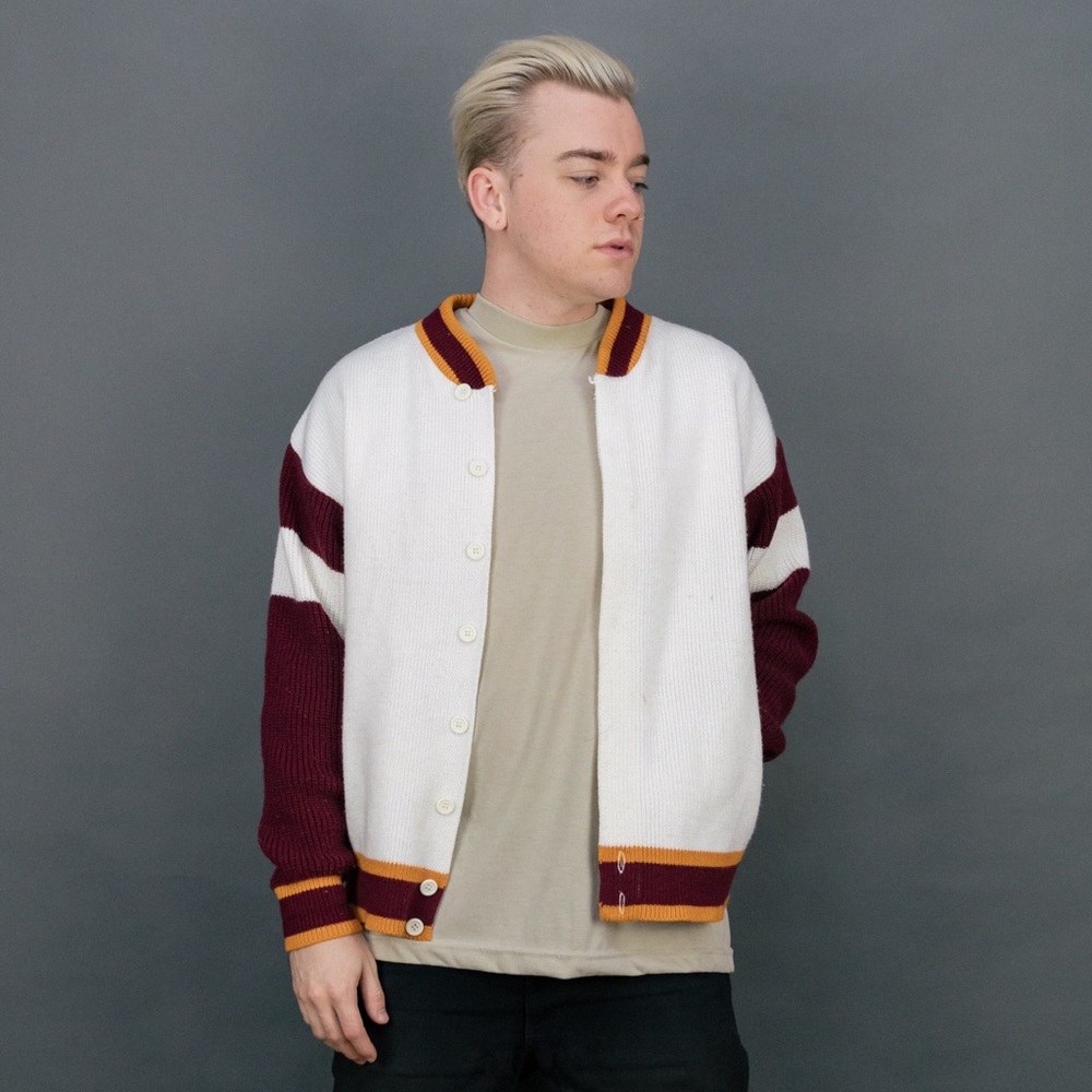 Vintage white burgundy gold button up sweater 🚧
